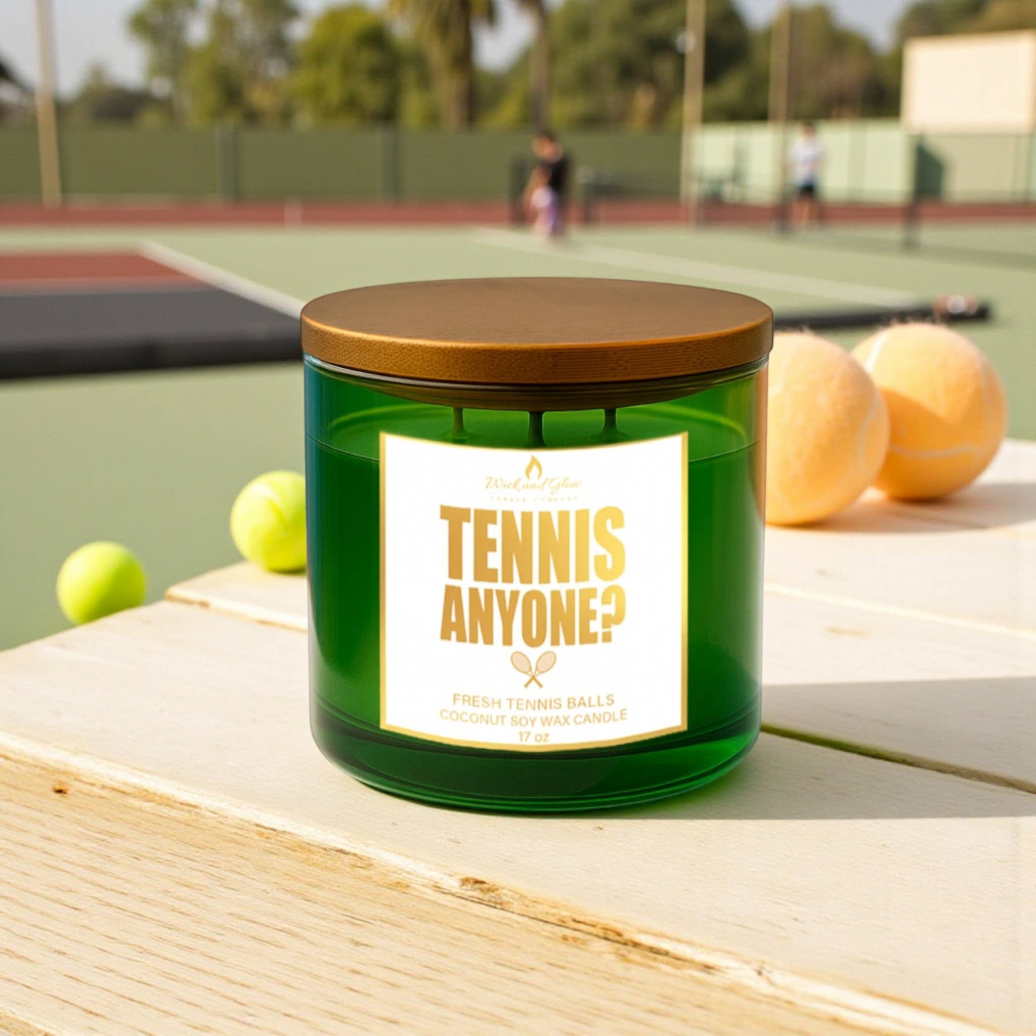 Wick and Glow Candle Company® – Engroshandel Glaslys – Tennis, nogen? – Duftlys med frisk duft af tennisbold (17 oz)