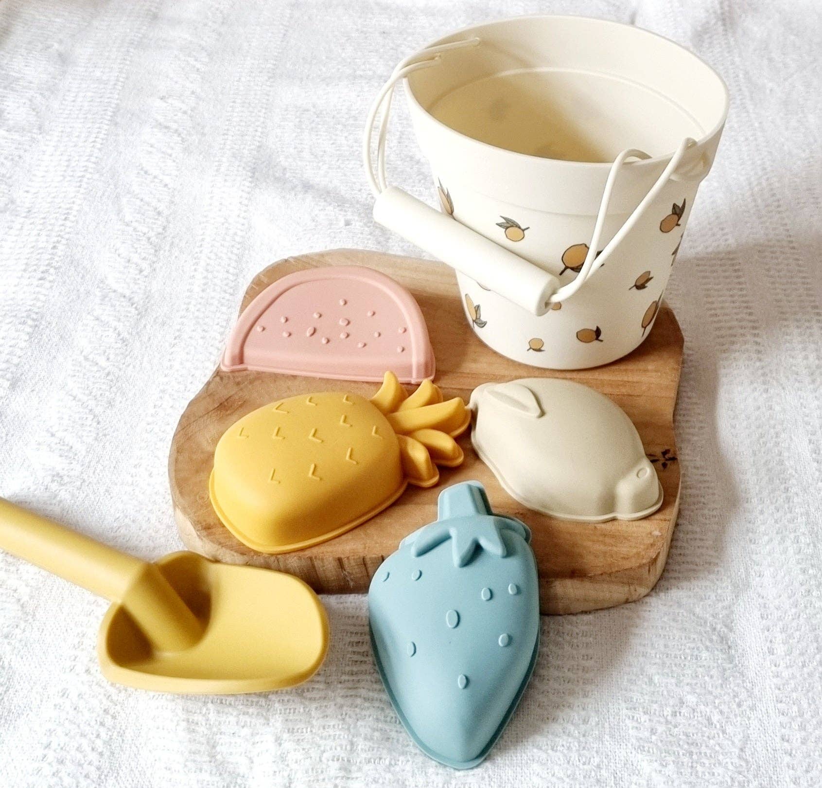 Rammelaartje - Wholesale Bath Toy - Baby - Silicone bucket with moulds - Lemons1