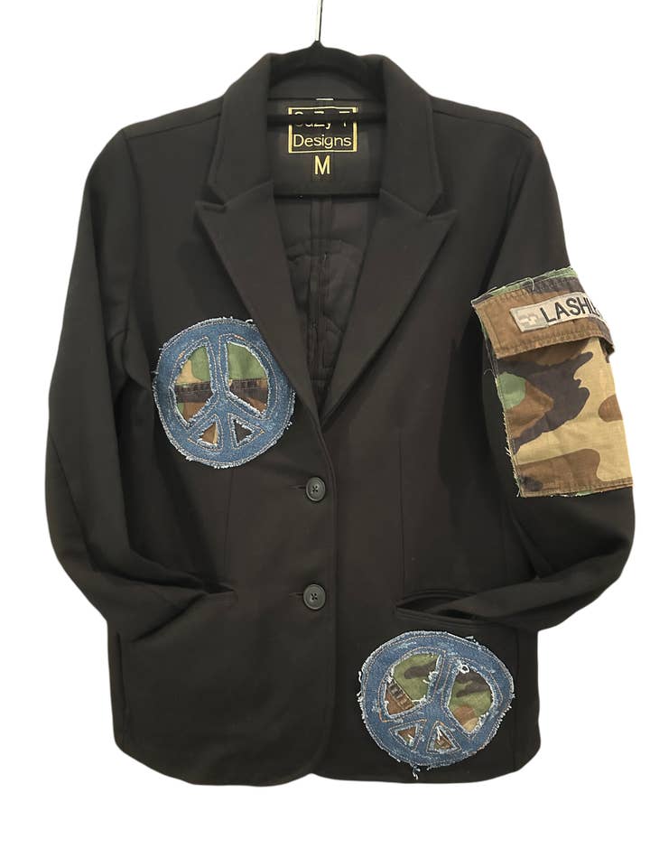 Chaqueta Ponte con estampado Peace Signs-Auth en vaquero y camuflaje. Bolsillo militar para venta al por mayor de Suzy T Designs