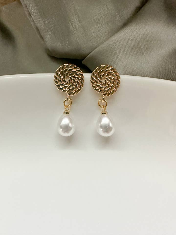 Circle Post Ohrringe mit Perlenanhänger für den Großhandel von Lila Rose