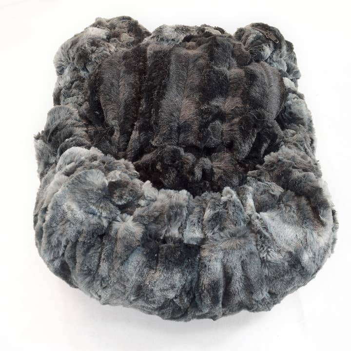 Lit/couverture de voyage en lapin gris et vison noir pour la vente par Baylee Nasco