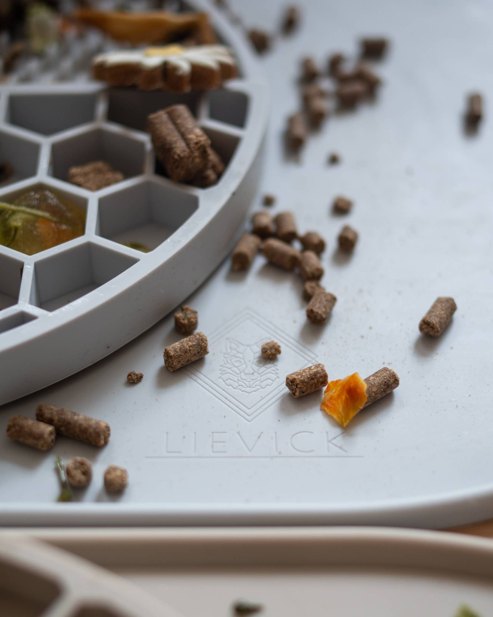 LIEVICK - Wholesale Pet Food Mat - Dog - LIEVICK ' no spill ' mat - LIGHT GREY2