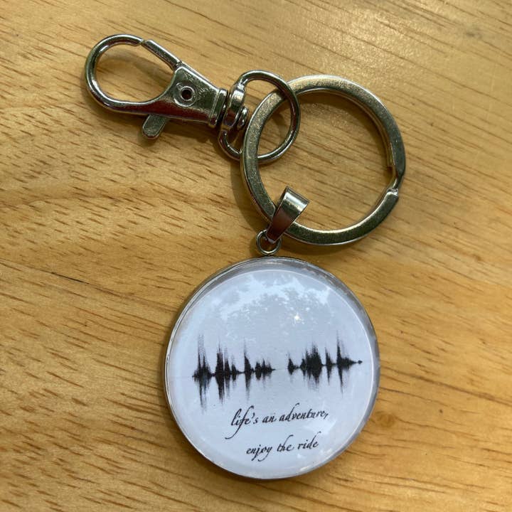 Porta-chaves Onda Sonora A Vida é uma Aventura – Aço Inoxidável por atacado de The Soundwave Booth