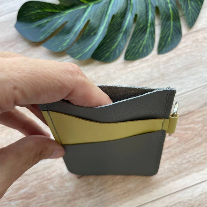 Læder kantet kortholder med 3 slots grå og gul for engroshandel hos Mally Designs