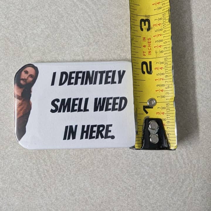 That Shirt Store & More – Alfinete/botão de lapela por atacado – Engraçado Jesus Humor Ervas daninhas I Sem dúvida cheiro botão de ervas daninhas2