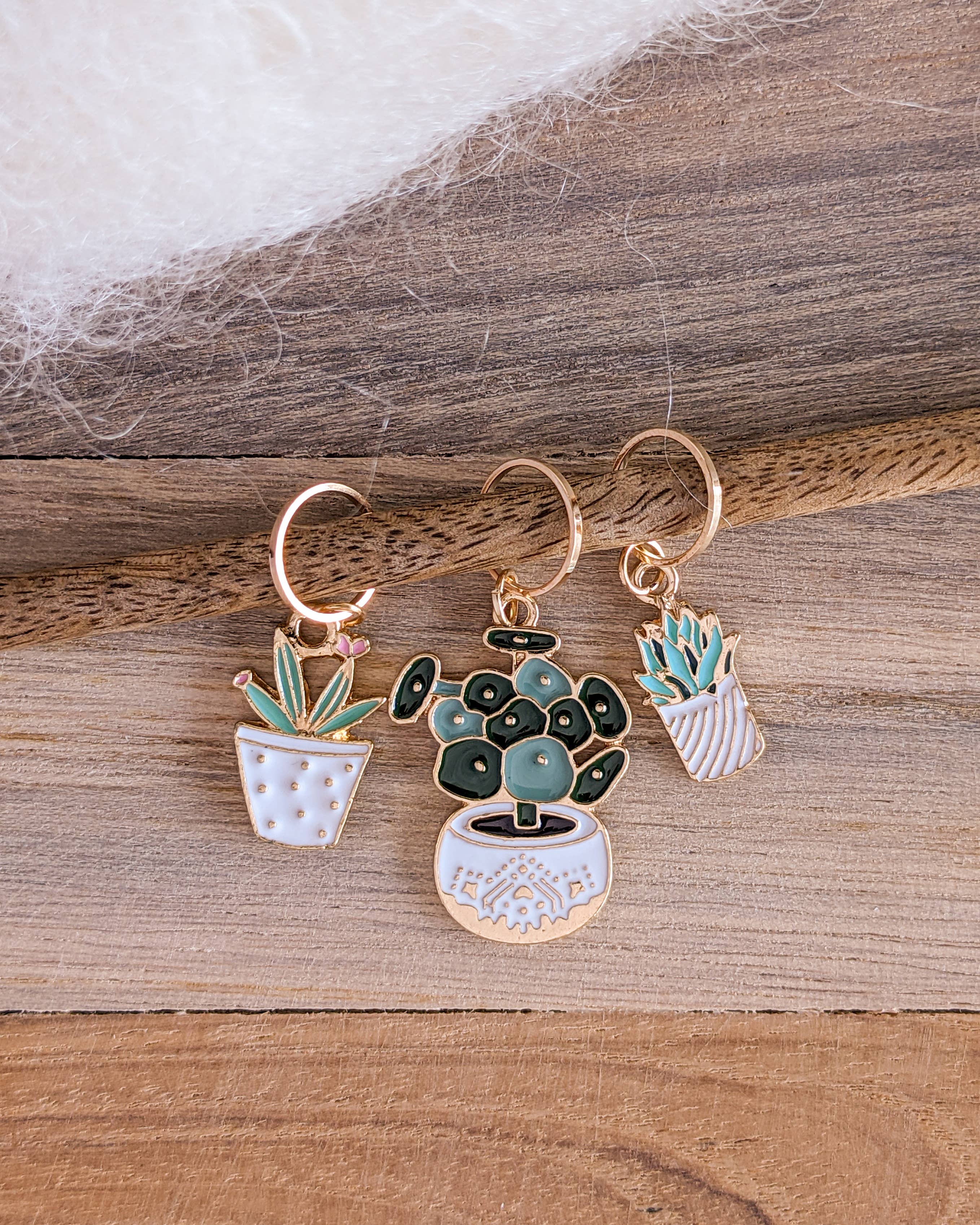 Hello Kim - Kim Chui - Wholesale Knitting/Crochet Supplies - Verdura #3 marker rings6