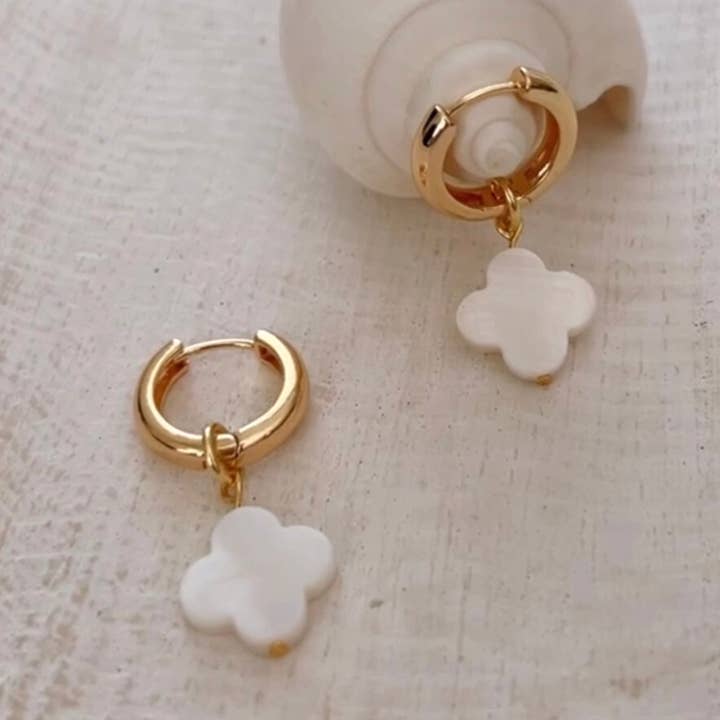 TRIFOGLIO IN MADREPERLA ✿ METTE per la vendita all'ingrosso da parte di UNIQ Jewelry