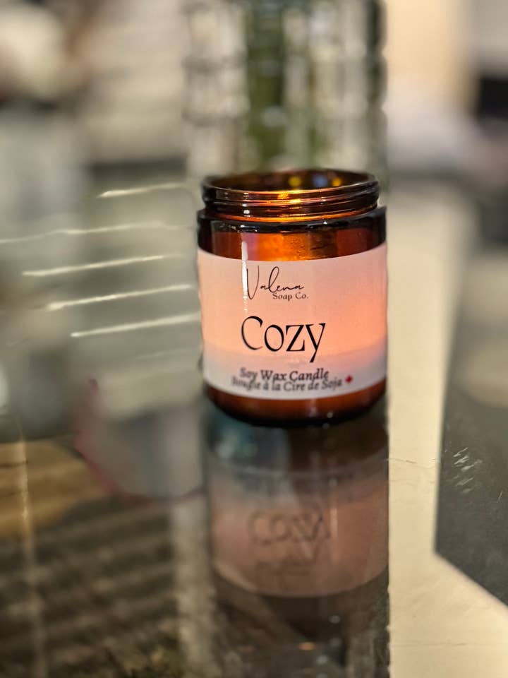 Bougie Cozy pour la vente par Valena Soap Co.
