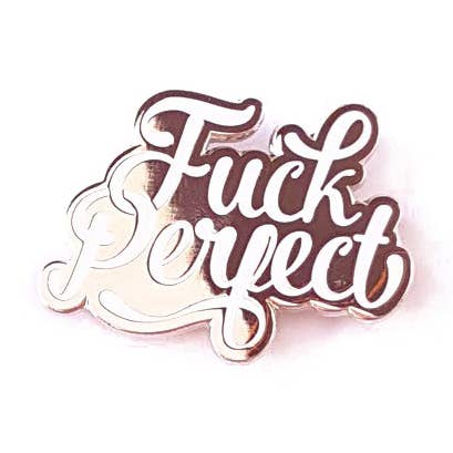 Fuck perfect emalje-pin i hvid for engroshandel hos Studio Inktvis