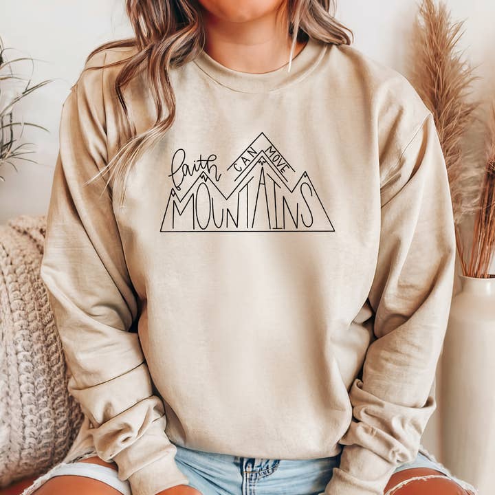 Sweatshirt graphique chrétien Faith Can Move Mountains pour la vente par Words & Wellness