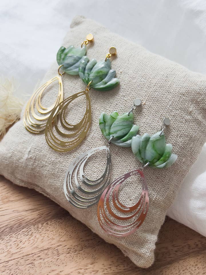 Col K ✦ Orecchini boho in marmo verde a forma di loto per la vendita all'ingrosso da parte di KLAEI DESIGN STUDIO