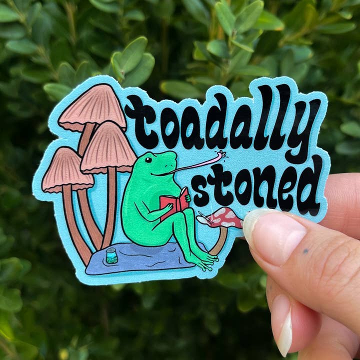 Autocollant en vinyle « Toadally Stoned » 420 Smoking Frog pour la vente par Fun N Cool Things N Stuff