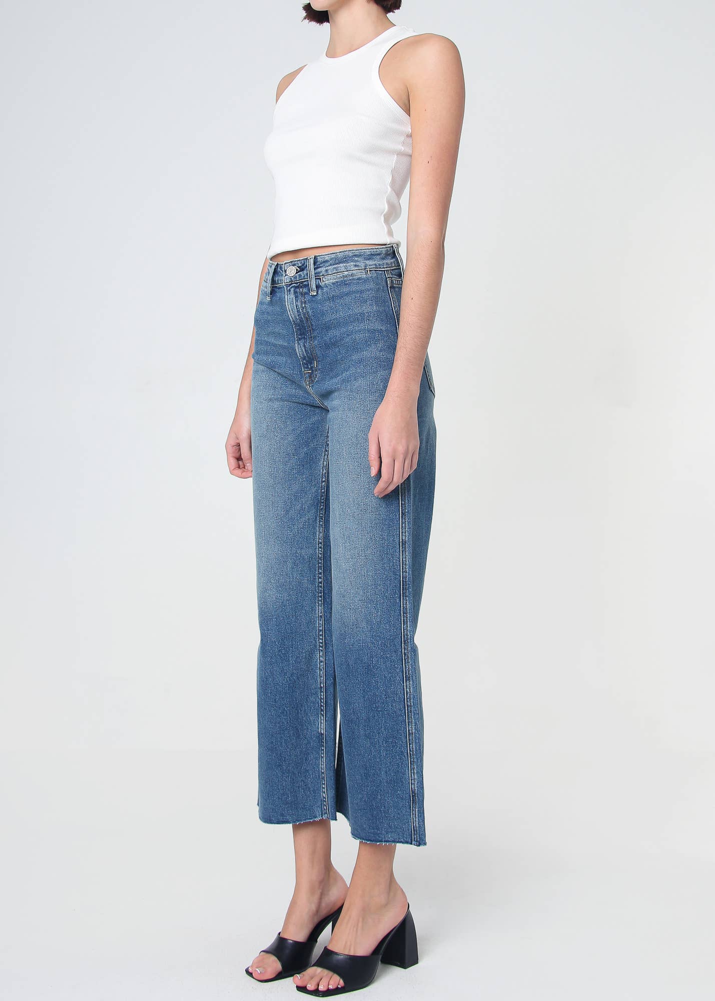 Lawrence Queen Jeans med hög midja med korta ben - Lawrence Wash för wholesale på Faire2