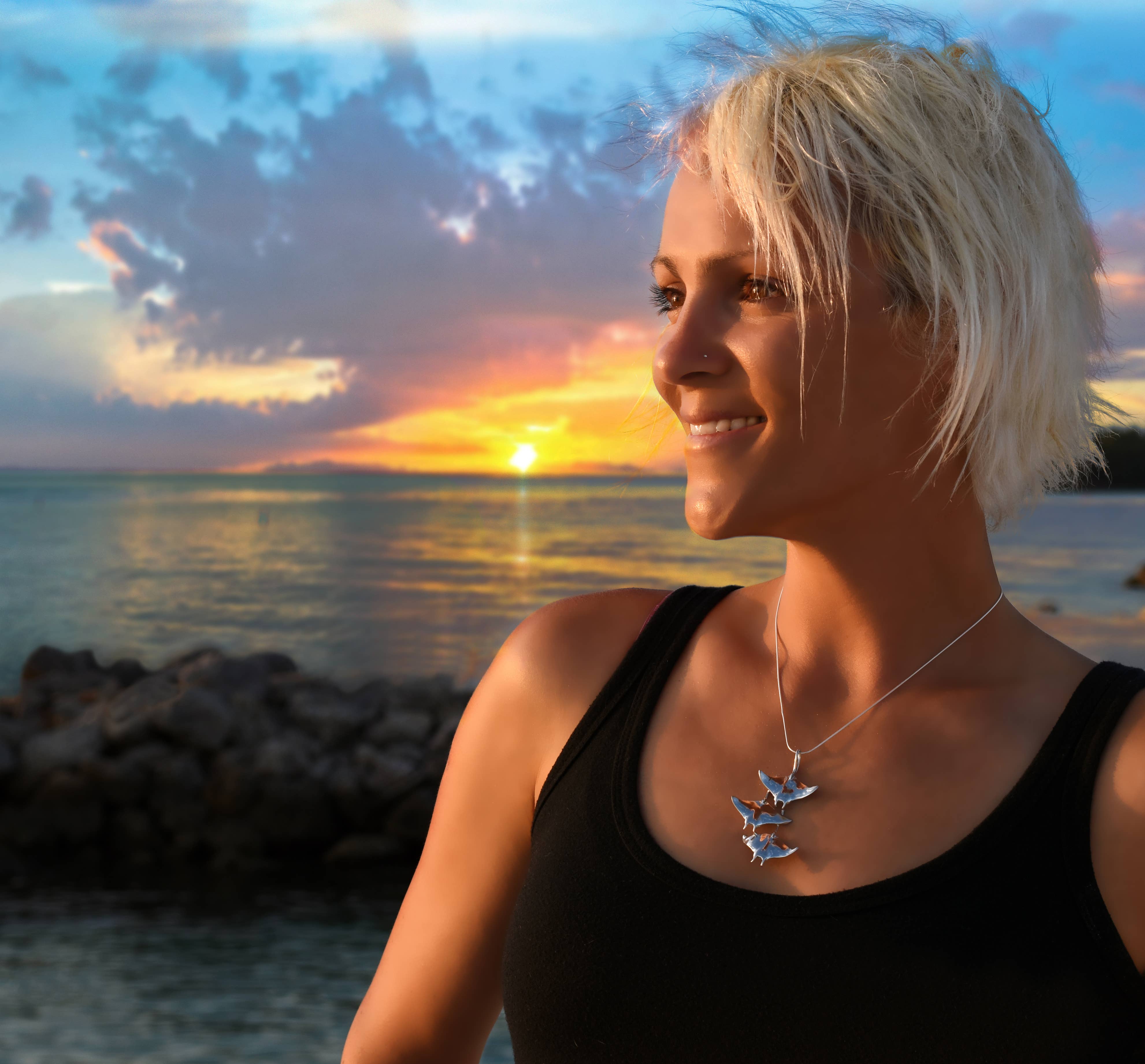 Big Blue by Roland St John - Vendita all'ingrosso Collana con ciondolo/pendaglio - Collana Ocean In Motion con trigoni manta2