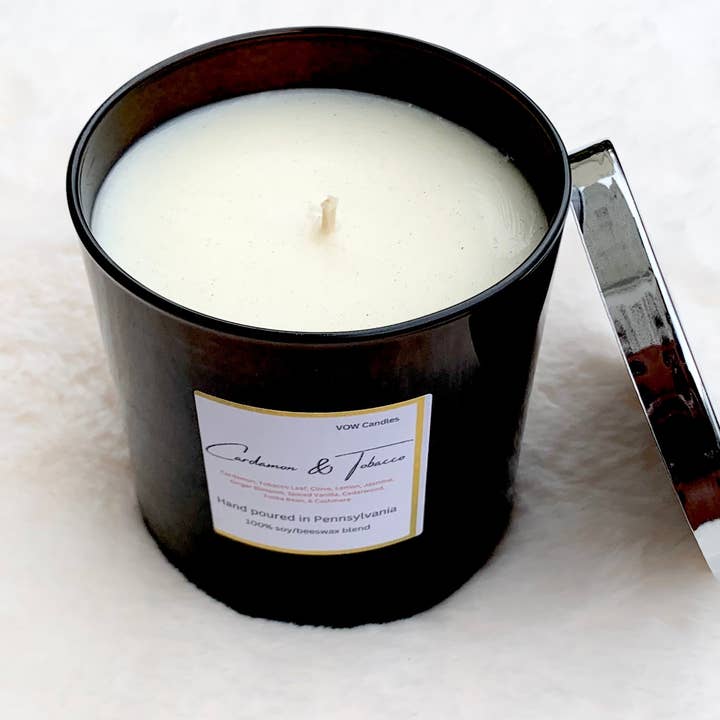 Cardamome et tabac pour la vente par VOW Candles