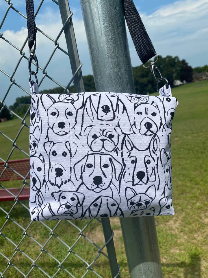 Porte-monnaie pour chien pour la vente par Myrias Creations LLC