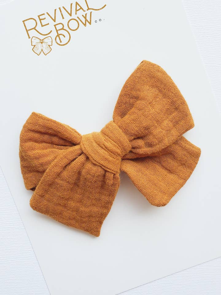 Stor Pinwheel Bow • Bronze • Brun Sløjfe • Neutral • Boho Bow for engroshandel hos Revival Bow Co.