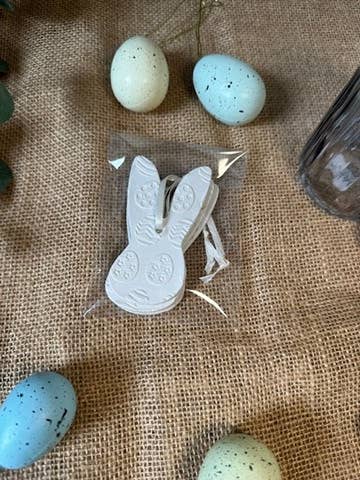 Sæt med 3 hængende påskehareørdekorationer for engroshandel hos Amberleigh Home Crafts