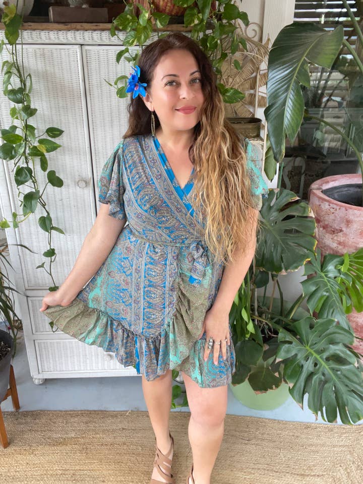 Robe kimono courte cache-cœur ajustable en soie (olive/bleu) pour la vente par Pink and Silver