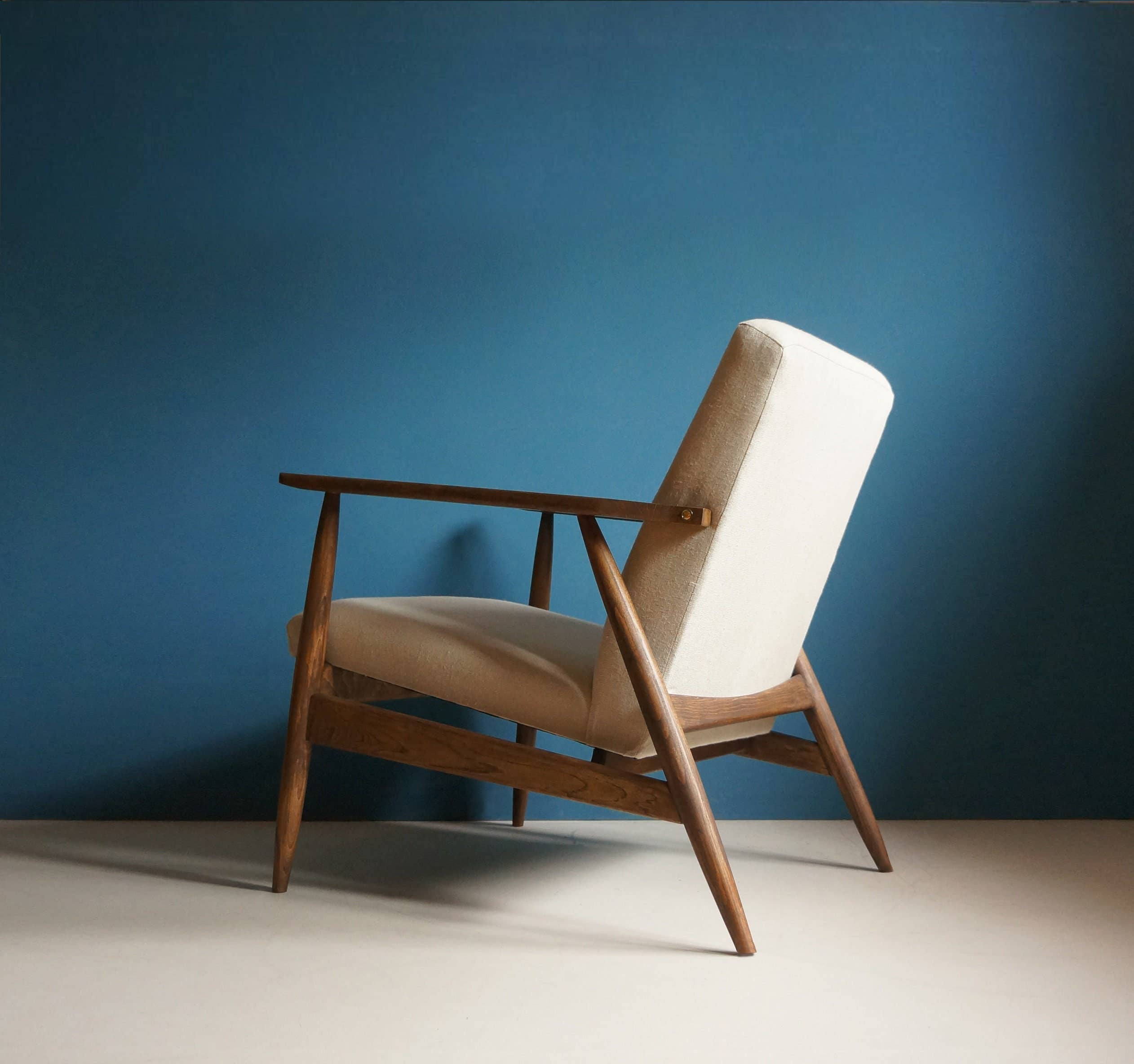 Workshop of Forms - Wholesale Stoel - Vintage fauteuil met beige linnen bekleding en messing accenten1