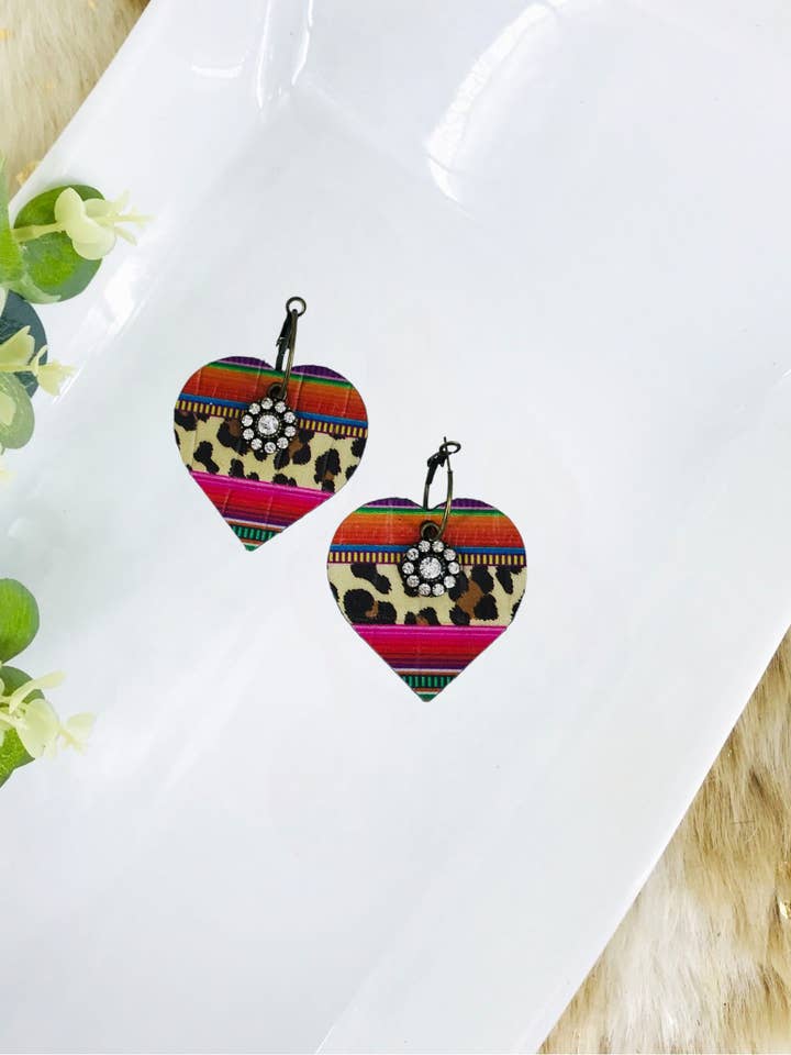Vilde Serape Leopard Læder Hoops - E19-3478 for engroshandel hos Magnolia & Peach Jewelry Boutique, LLC