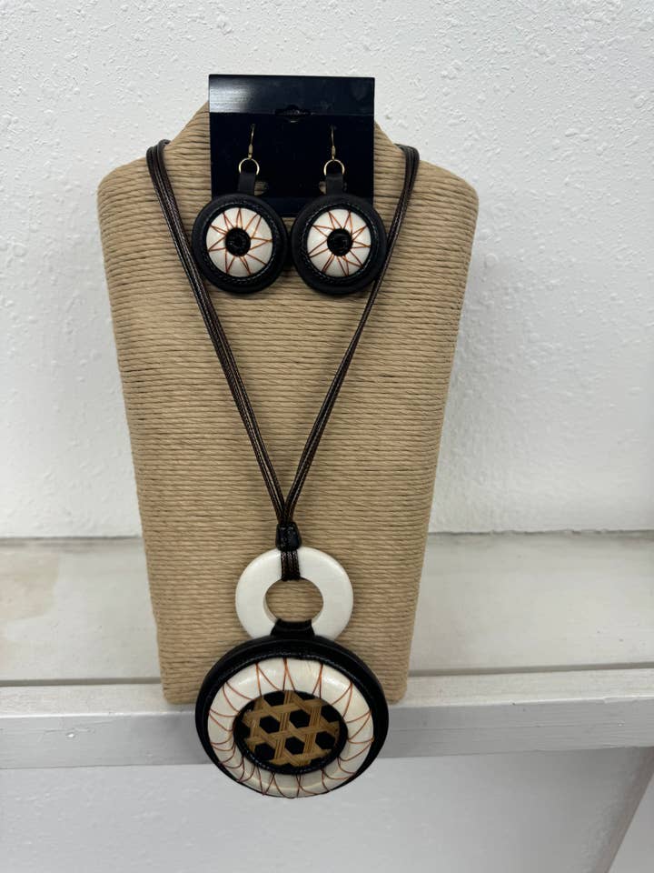 CORDONCINO CERATO MARRONE A 3 FILI CON CIOCCOLATO E LEGNO TONDO NATURALE N per la vendita all'ingrosso da parte di International Duru's