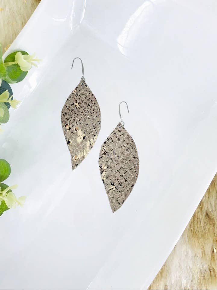 Grå Snake Skin Fringe Læder Øreringe - E19-2062 for engroshandel hos Magnolia & Peach Jewelry Boutique, LLC