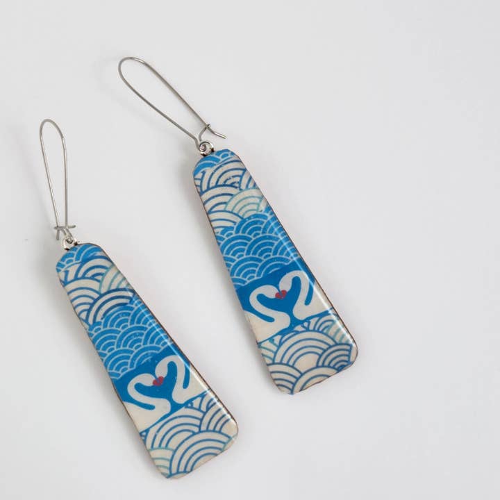 Washi Tape Blue Wave and Swan extra grote oorring met schuine beugel voor wholesale door Sweet Space Studio