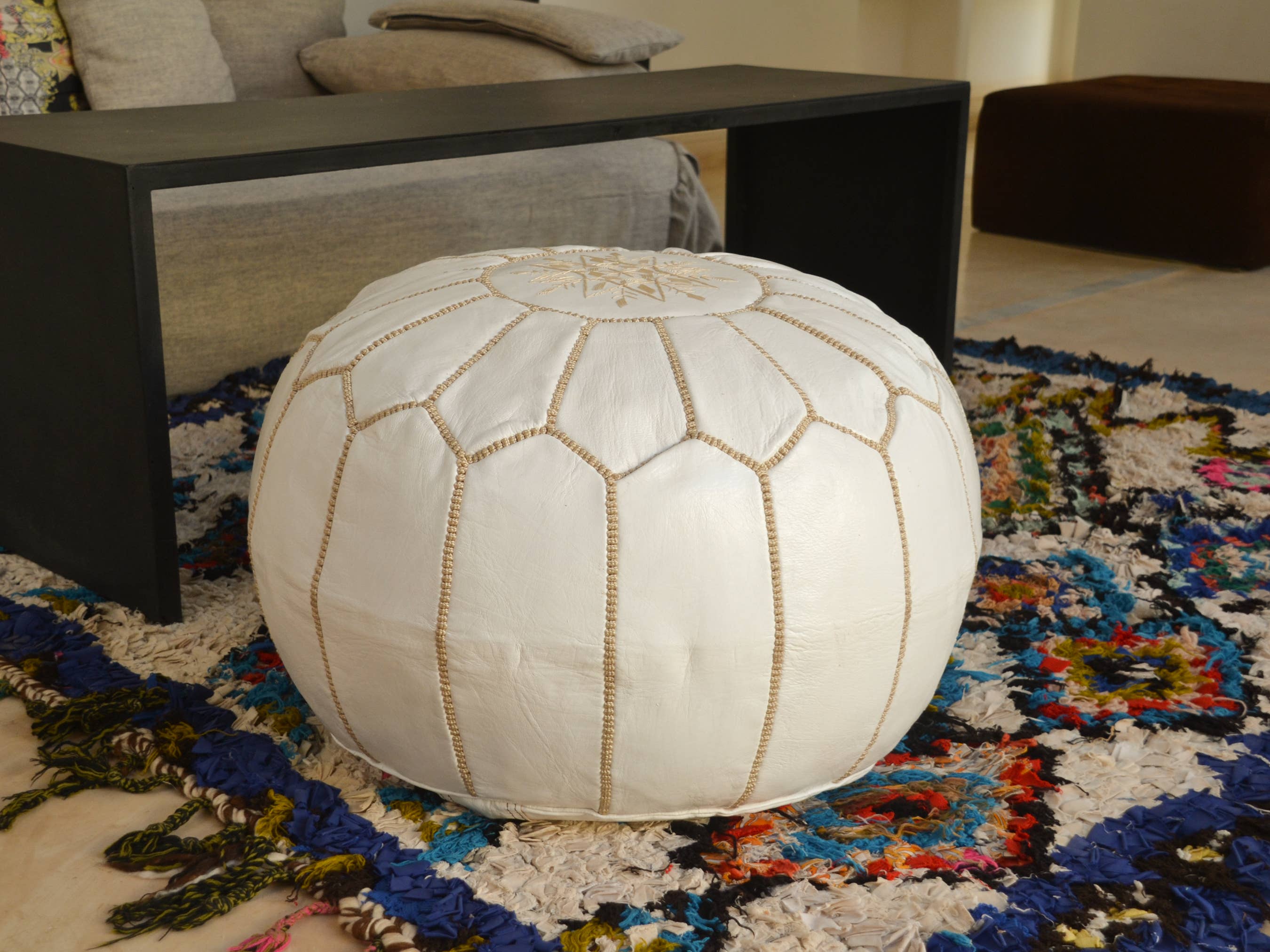 woolsouk ( We handle U.S. import procedures for you ) – Pufe por atacado – Pufe de couro marroquino - Pufe da sala de estar - branco não recheado3