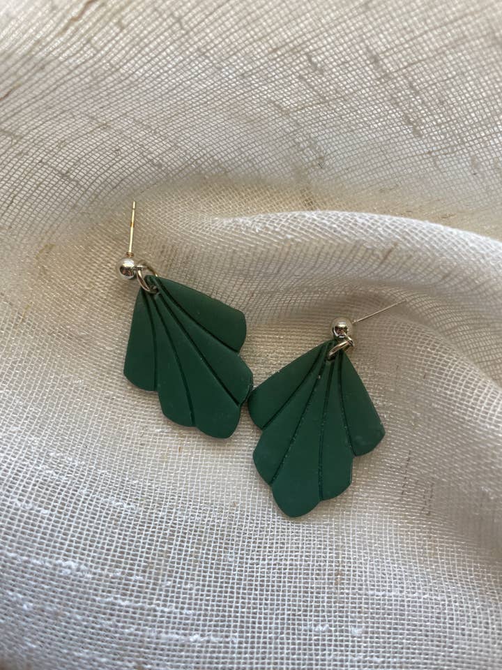 Boucles d'oreilles pendantes en argile polymère faites à la main pour la vente par Alysa Nadeau Designs