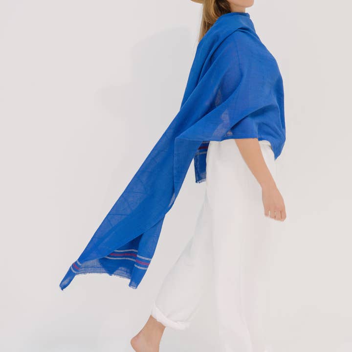 Shoo for Good – wholesale Halsduk - Dam – Insektsavvisande sjal — Kamelia i koboltblått3