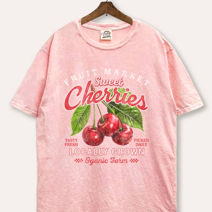 MAGLIETTA AMPIA LAVATA CON MINERALI CON GRAFICA DI CILIEGIE DOLCI per la vendita all'ingrosso da parte di VINTAGE POINT USA