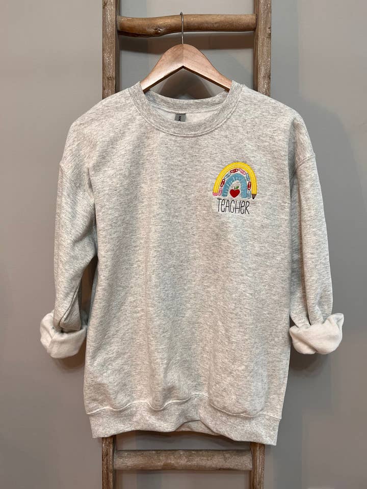 Rain Embroidery – Großhandel Sweatshirt – Damen – Bestickter Rundhalsausschnitt in Regenbogenfarben, Teacher Appreciation, Teacher Pulli, Teacher Apple, personalisiertes Lehrer-Sweatshirt