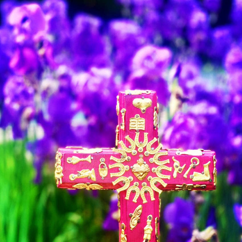 PINK PAMPAS - Vente Croix murales - Croix murale mexicaine en bois faite main, ornée de charmes ex voto3