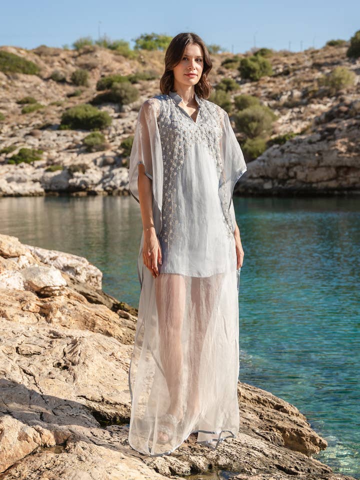 Blå Ombre farvet Emb Kaftan for engroshandel hos Pinnacle By Shruti Sancheti