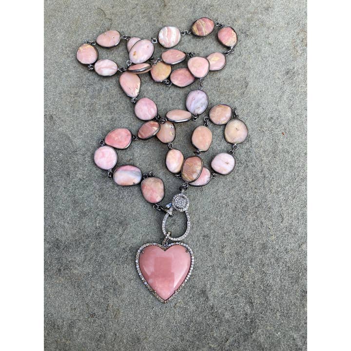 Rosa Opal-Lünette-Halskette mit Pavé-Diamantverschluss. Rosa Opal- und Pavé-Diamant-Herzanhänger für den Großhandel von ILISSA MICHELE JEWELRY
