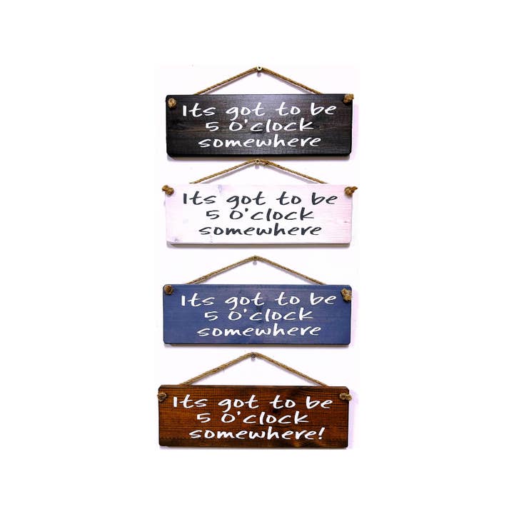 Het moet om 5 uur een handgemaakt hangend houten bord zijn voor wholesale door The Giggle Gift Company