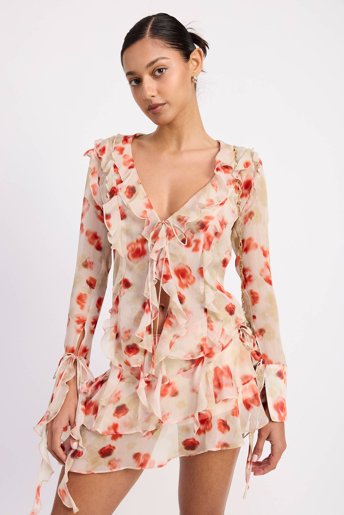 TOMATE FLORAL MINISSAIA COM FOLHOS EM CAMADAS EM ESTAMPA FLORAL TRANSPARENTE para venda a revendedores na Faire2