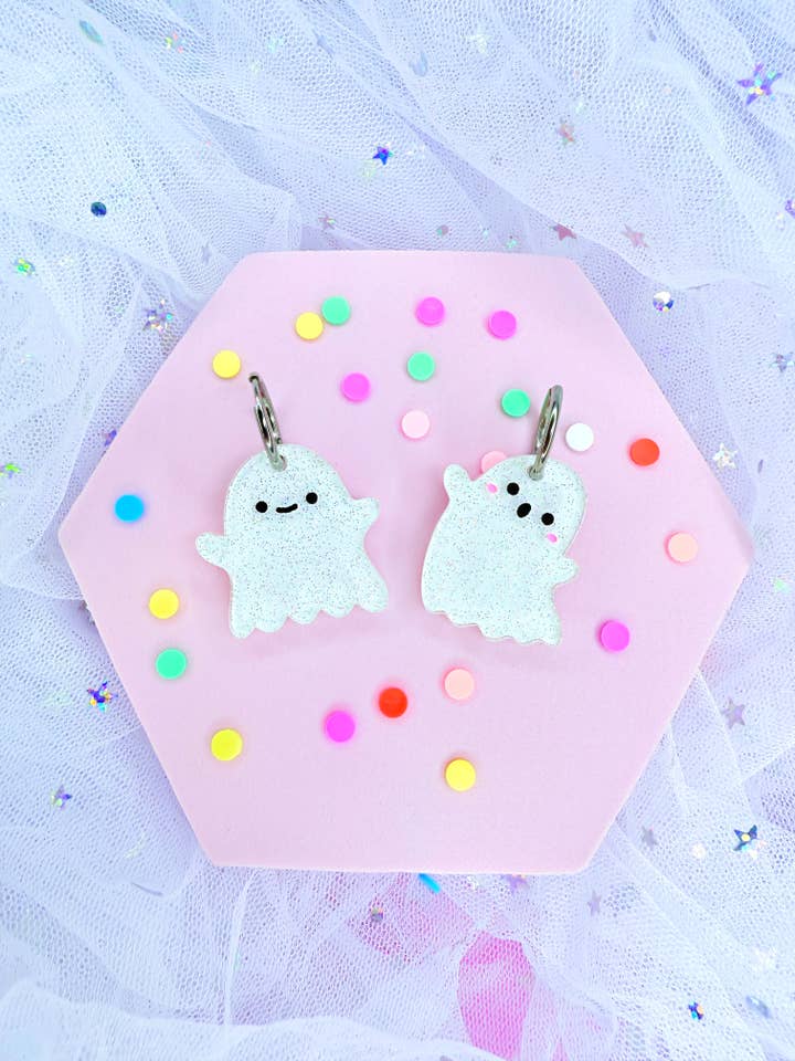 Boucles d'oreilles fantôme mignonnes en acrylique pour la vente par Smiley Moon Studio