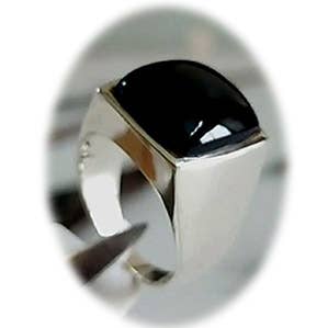 Herrenring mit erhabenem Siegel aus Sterlingsilber — Intuitiver schwarzer Onyx für den Großhandel von Crystal Earth Sterling