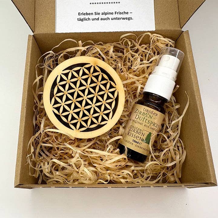 Profumo per auto in cirmolo "Fiore della vita" incl. 10 ml di spray al profumo di cirmolo per la vendita all'ingrosso da parte di Tiroler Zirbenkissen / Christoph Wildauer