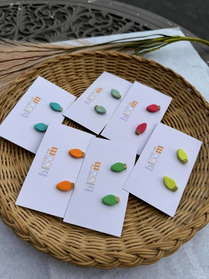 Orecchini a forma di lampadina a forma di albero di Natale in argilla polimerica per la vendita all'ingrosso da parte di Watch Me Bloom