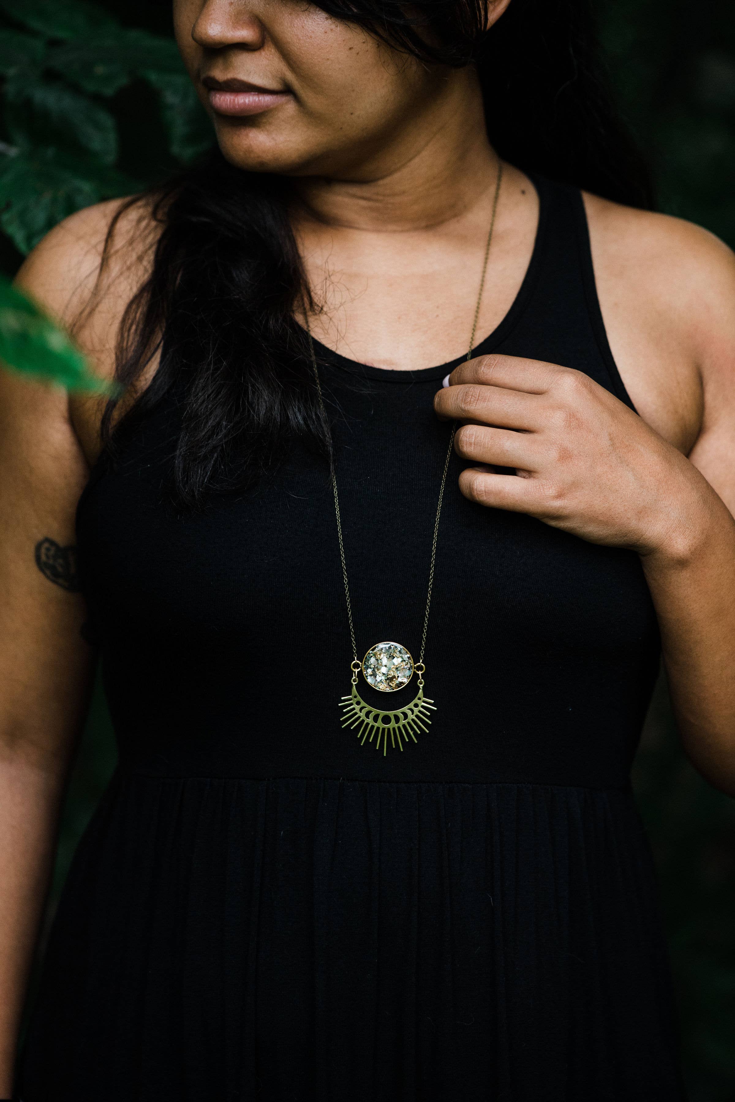 Cameoko - Wholesale Pendant/Charm Necklace - Moonphase Starburst Statement Necklace1