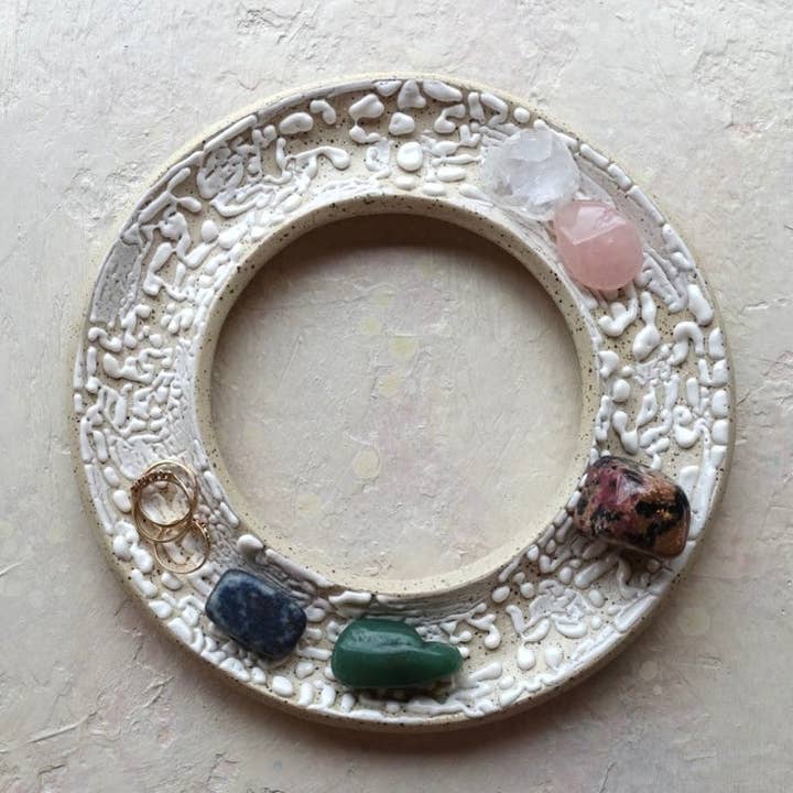 Catchall per ciambelle in ceramica testurizzata per la vendita all'ingrosso da parte di The Object Enthusiast