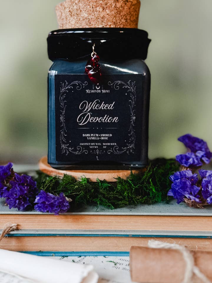 Vela Literaria y Amuleto Wicked Devotion - Ciruela Oscura para venta al por mayor de Keskiyön Hovi FKA Midnight Muse Candles