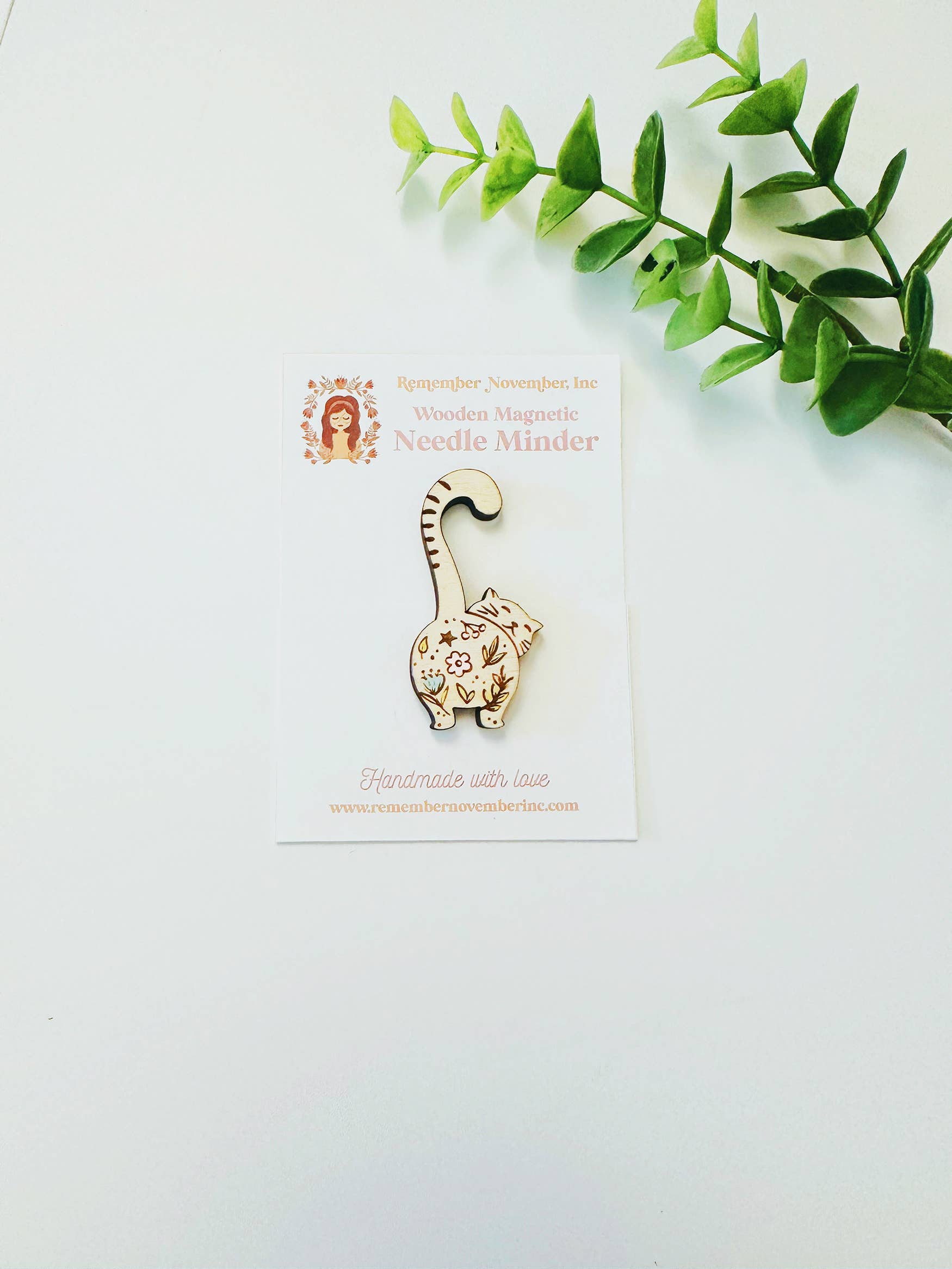 Remember November, Inc - Vente Accessoire de tricot/crochet - Cat Butt Needle Minder, serre-aiguille magnétique en bois