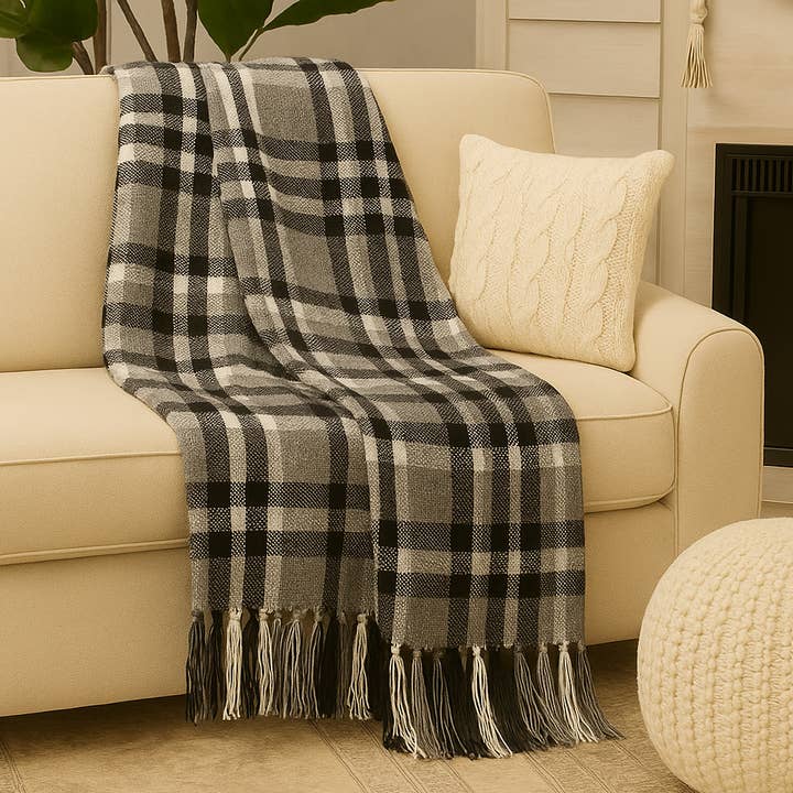 Grijze geweven geruite deken met chenille en kwastjes van 50 „x60" voor wholesale door Fennco Styles