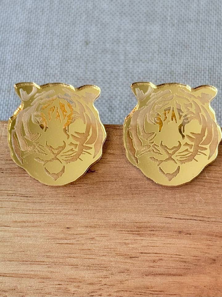 Tigre en acrylique doré moyen miroir pour la vente par Southern Designs by Kristy