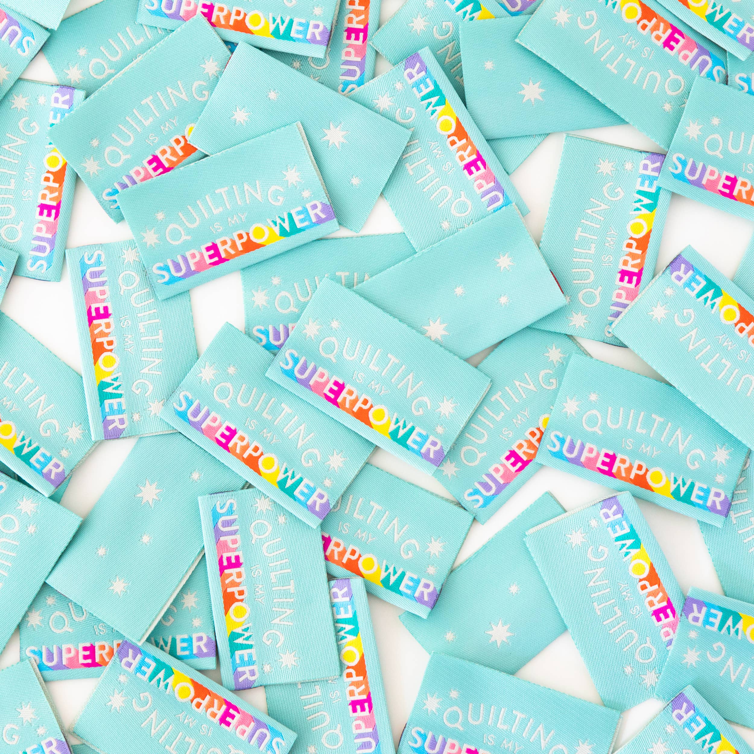 Sarah Hearts – wholesale Hantverkstillbehör – Etiketter för sömnad i vävt tyg med texten Quilting is My Superpower2