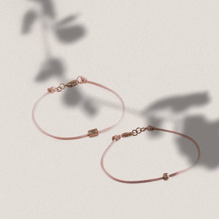 Bracelet à cordes en diamant rose - Bracelet contre le cancer du sein pour la vente par Alexis Jae